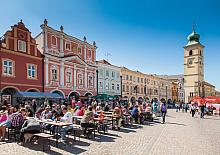 Smetanovo náměstí s (růžovým) panským domem a radniční věží. Na náměstí se koná řada oblíbených kulturních akcí, zdroj: ...