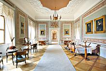 Zámecké interiéry jsou bohatě vybaveny mobiliářem převážně z 18. a 19. století, zdroj: archív Vydavatelství MCU, foto: Libor ...