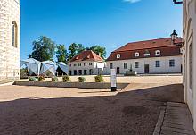 Východní část zámeckého areálu – (zleva) zámek, dětský pavilon, kočárovna s kavárnou, konírna s dětským programem a pivovar s ...
